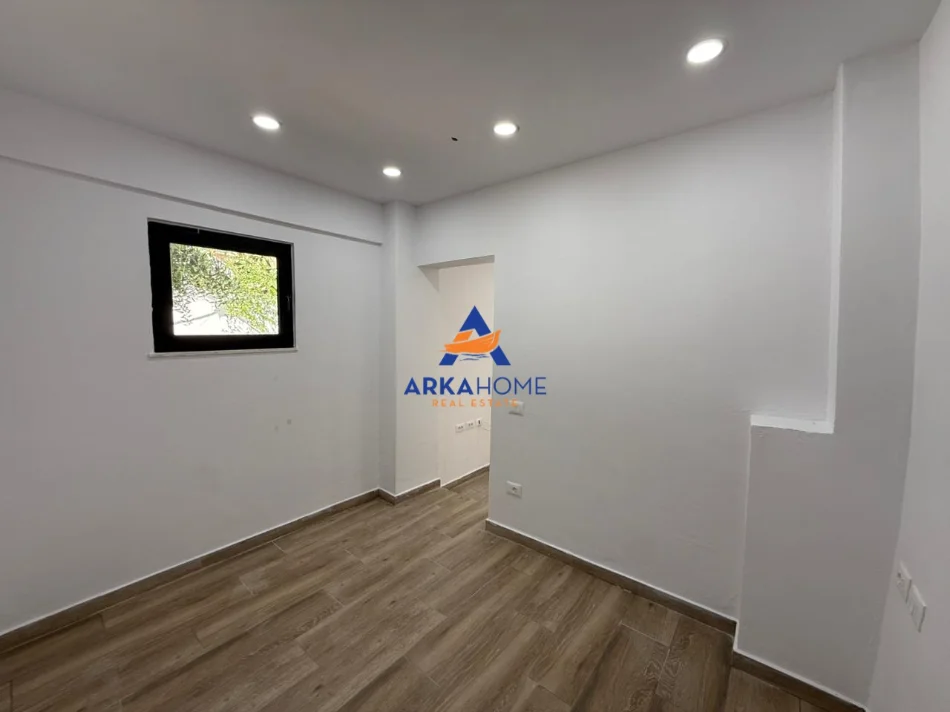 Tirane, jepet me qera ambjent biznesi Kati 0, 60 m² 841 € 
