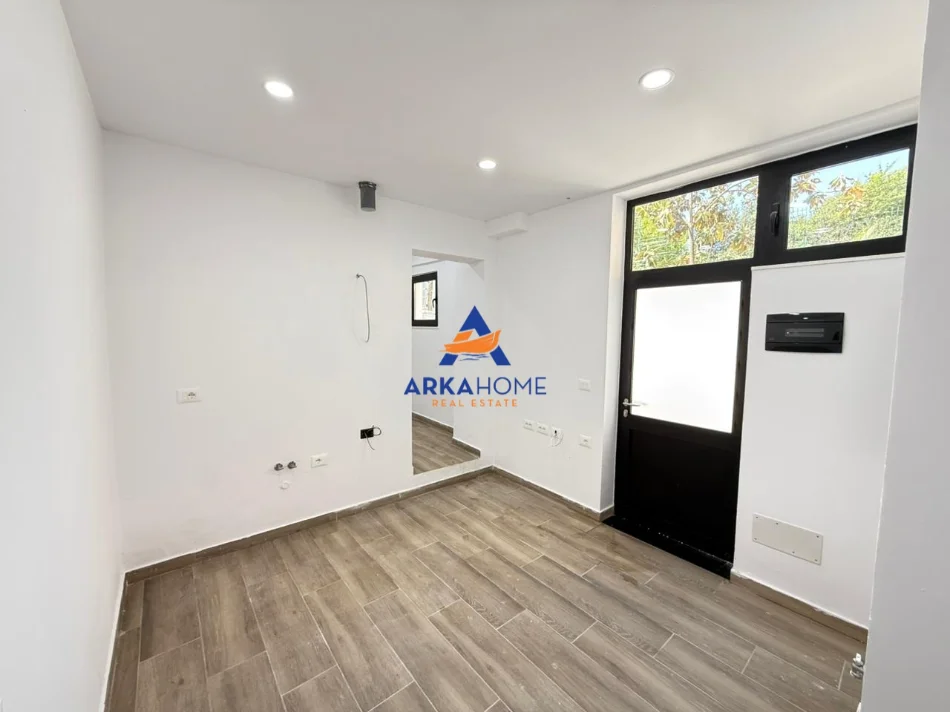 Tirane, jepet me qera ambjent biznesi Kati 0, 60 m² 841 € 
