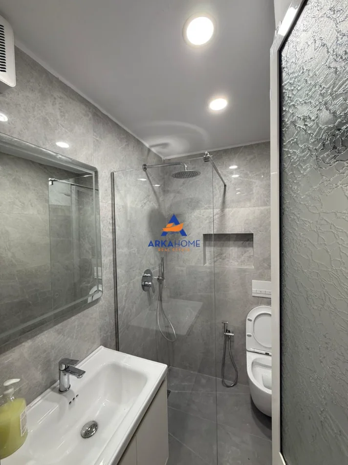 Tirane, jepet me qera ambjent biznesi Kati 0, 60 m² 841 € 