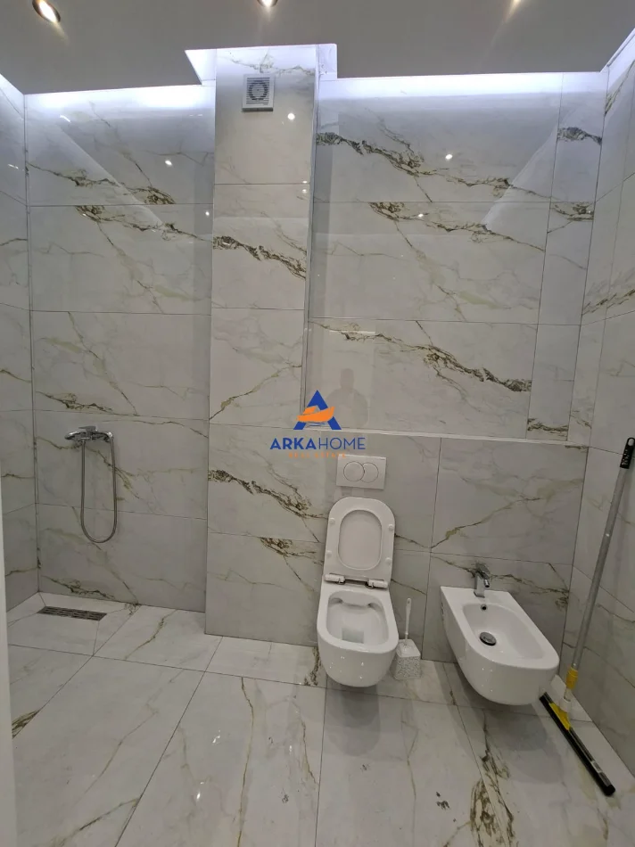 Tirane, jepet me qera ambjent biznesi Kati 1, 60 m² 736 € 