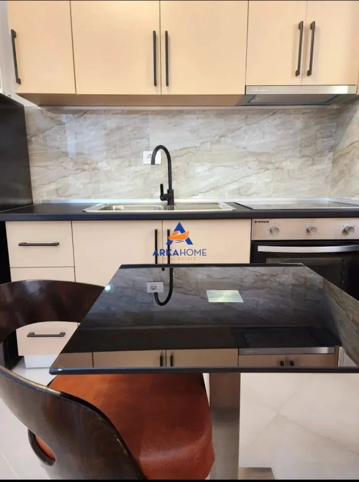 Tirane, jepet me qera apartament 1+1+Ballkon Kati 4, 45 m² 430 € 