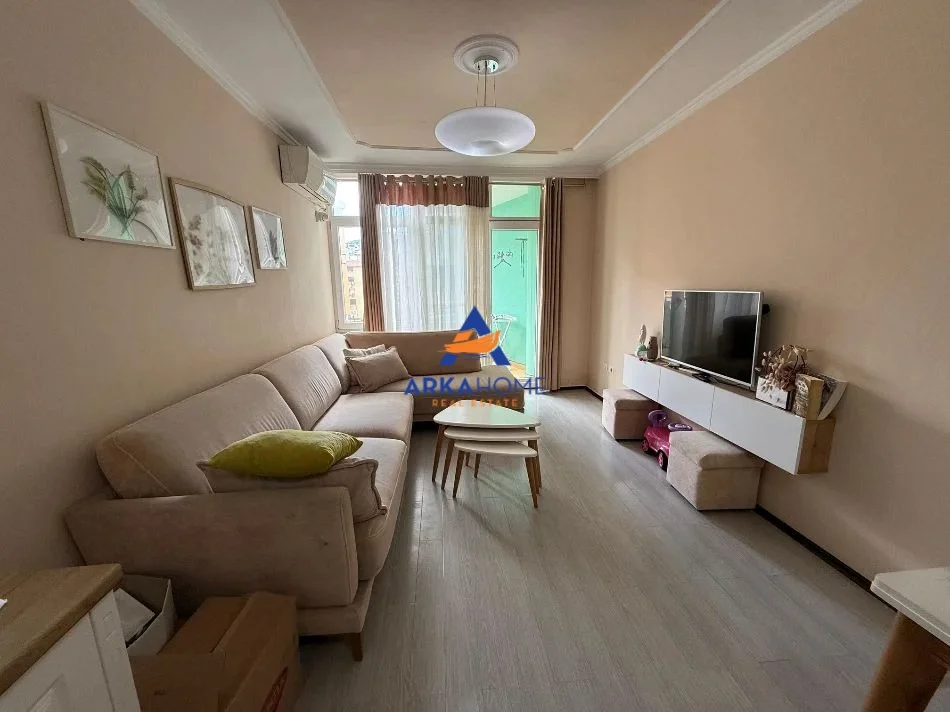 Tirane, jepet me qera apartament 2+1+Ballkon Kati 4, 89 m² 750 € 