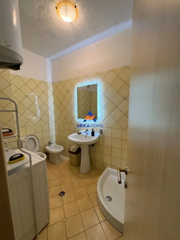 Tirane, jepet me qera apartament 1+1+Ballkon Kati 3, 65 m² 578 € 