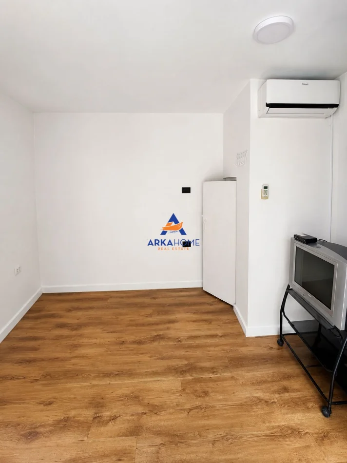 Tirane, jepet me qera dyqan Kati 0, 10 m² 250 € 