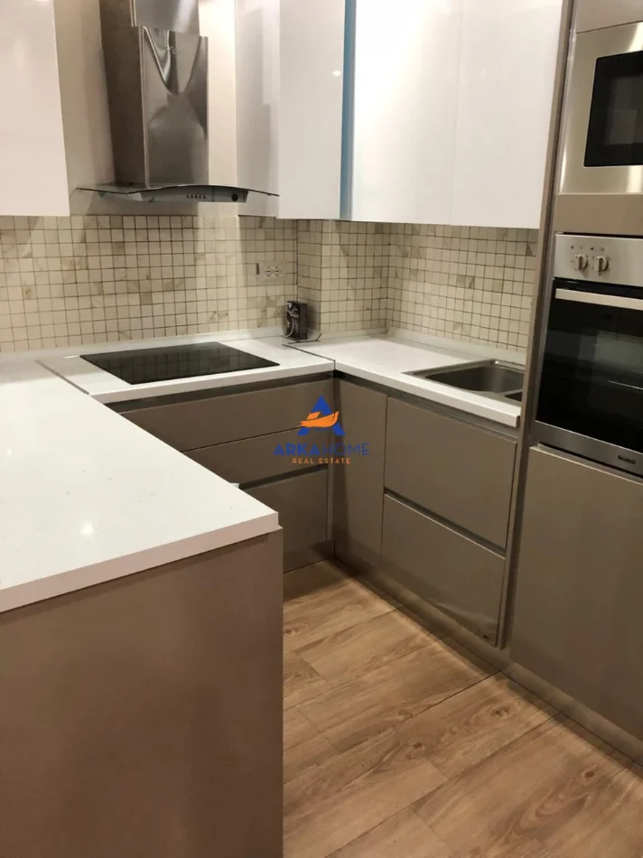 Tirane, jepet me qera apartament 3+1 Kati 4, 120 m² 800 € 