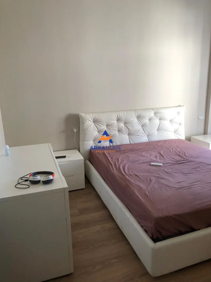 Tirane, jepet me qera apartament 3+1 Kati 4, 120 m² 800 € 