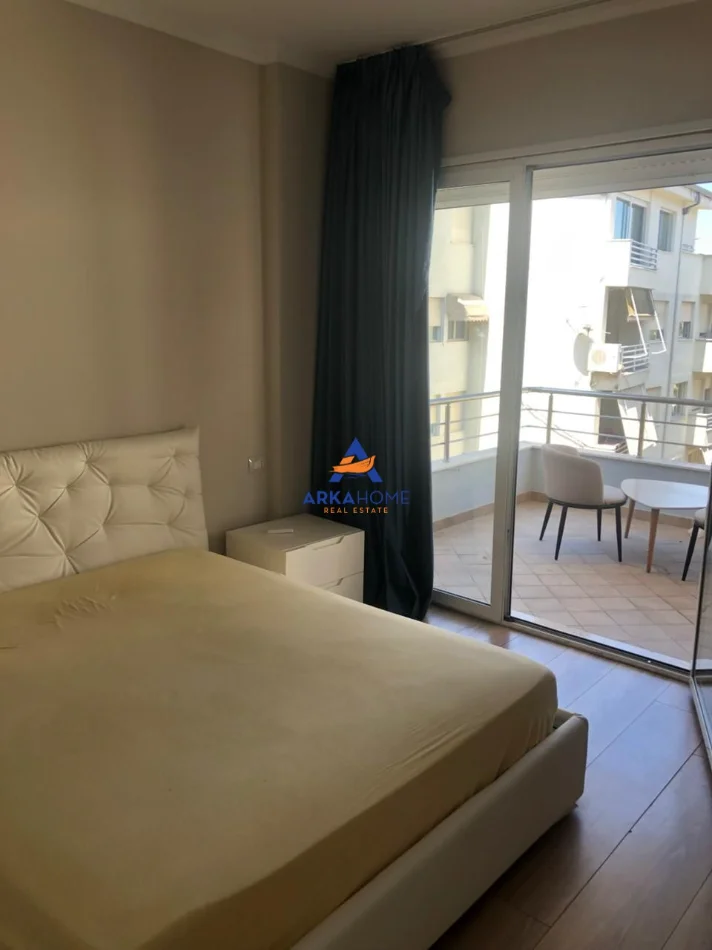 Tirane, jepet me qera apartament 3+1 Kati 4, 120 m² 800 € 