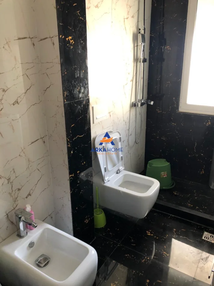 Tirane, jepet me qera apartament 3+1 Kati 4, 120 m² 800 € 