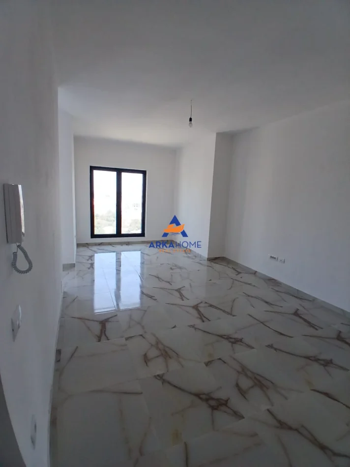 Tirane, jepet me qera apartament 2+1+Ballkon Kati 10, 109 m² 1.261 € 