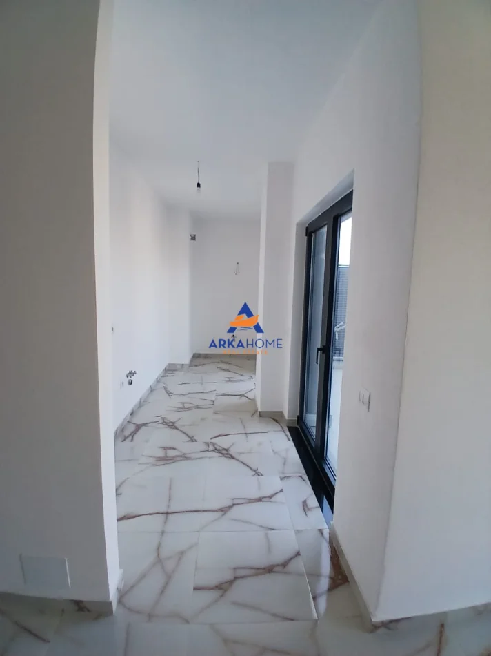 Tirane, jepet me qera apartament 2+1+Ballkon Kati 10, 109 m² 1.261 € 