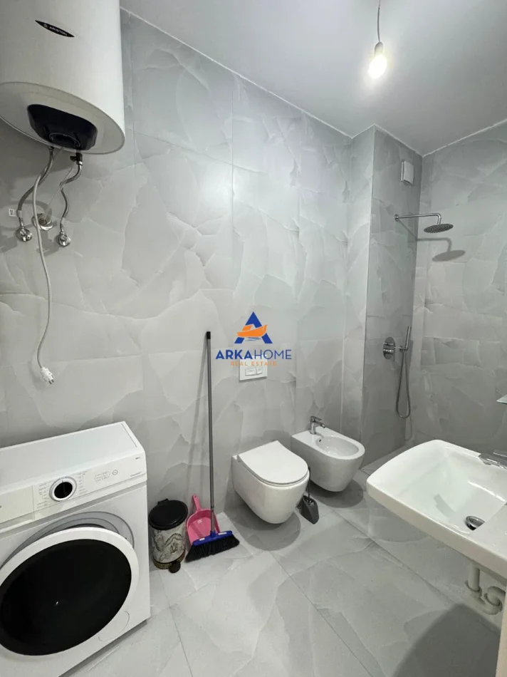 Tirane, jepet me qera apartament 1+1+Ballkon Kati 5, 61 m² 410 € 