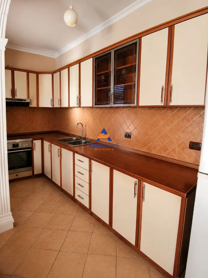 Tirane, jepet me qera apartament 1+1+Ballkon Kati 2, 170 m² 578 € 