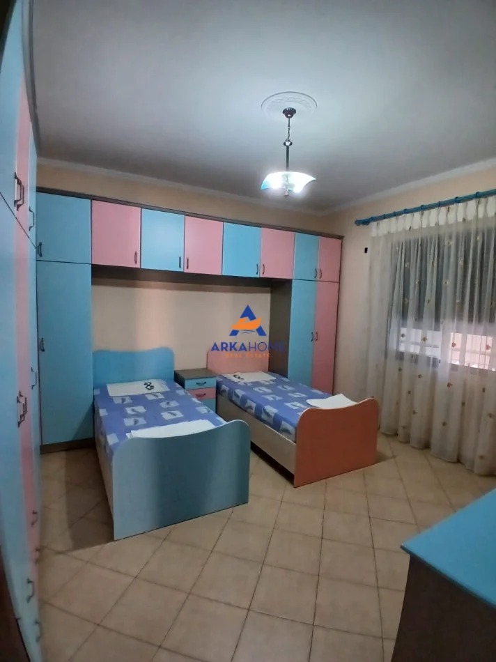 Tirane, jepet me qera apartament 1+1+Ballkon Kati 2, 170 m² 578 € 