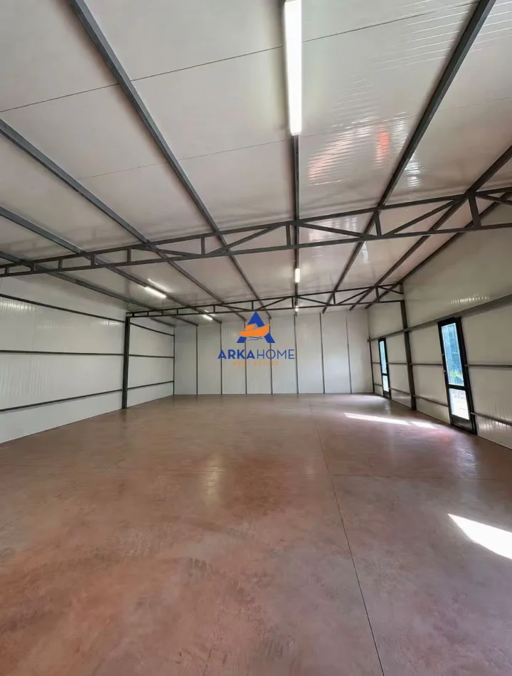 Tirane, jepet me qera magazine Kati 0, 240 m² 736 € 