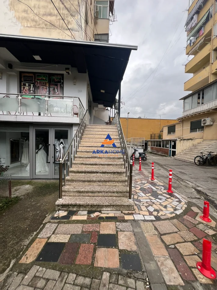 Tirane, jepet me qera ambjent biznesi Kati 1, 115 m² 1.000 € 