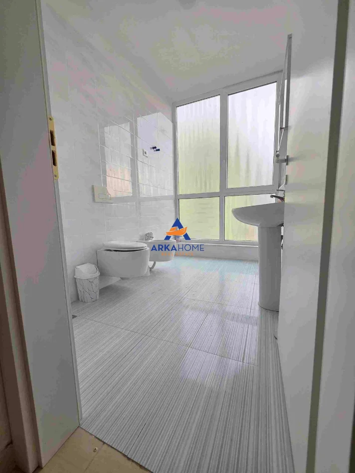Tirane, jepet me qera ambjent biznesi Kati 3, 60 m² 463 € 