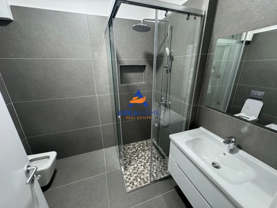 Tirane, jepet me qera apartament 1+1+Ballkon Kati 3, 70 m² 578 € 