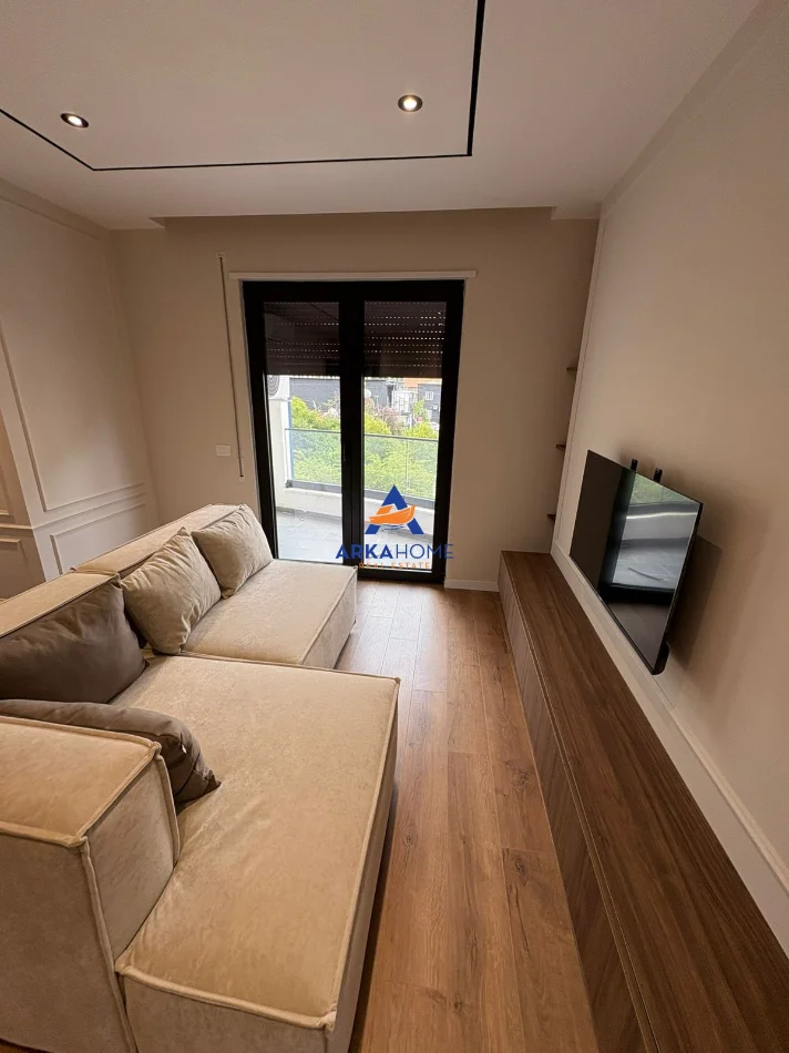 Tirane, jepet me qera apartament 1+1+Ballkon Kati 1, 117 m² 1.684 € 