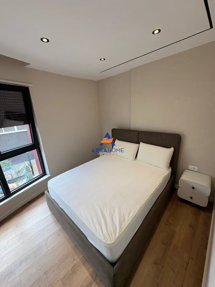Tirane, jepet me qera apartament 1+1+Ballkon Kati 1, 117 m² 1.684 € 