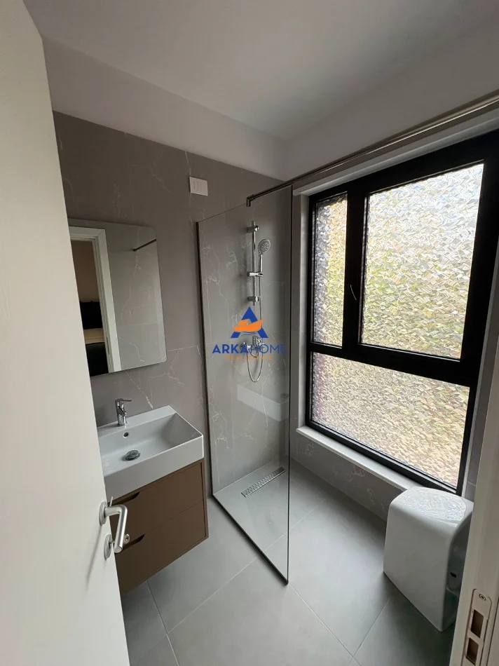 Tirane, jepet me qera apartament 1+1+Ballkon Kati 1, 117 m² 1.684 € 