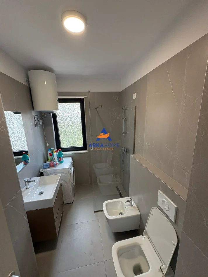 Tirane, jepet me qera apartament 1+1+Ballkon Kati 1, 117 m² 1.684 € 