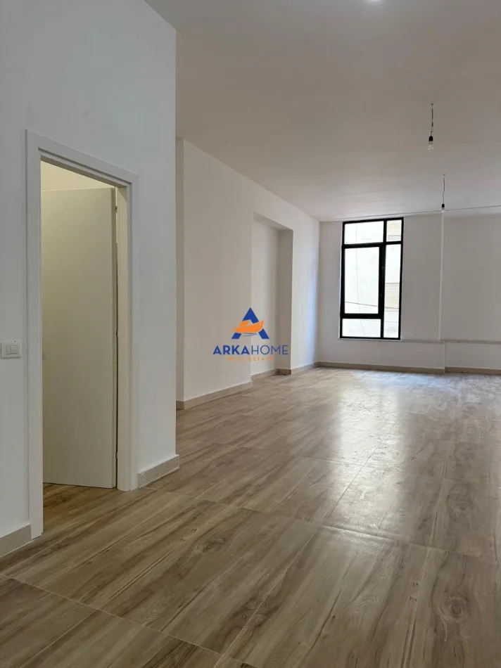 Tirane, jepet me qera ambjent biznesi Kati 1, 72 m² 1.300 € 