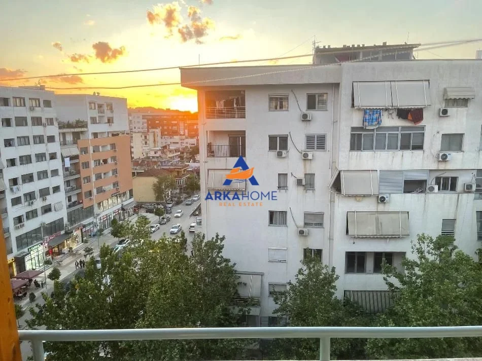 Tirane, jepet me qera apartament 2+1+Ballkon Kati 7, 85 m² 526 € 