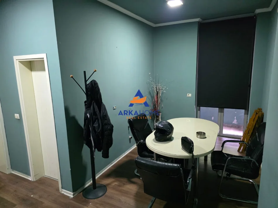 Tirane, jepet me qera ambjent biznesi Kati 2, 74 m² 526 €
