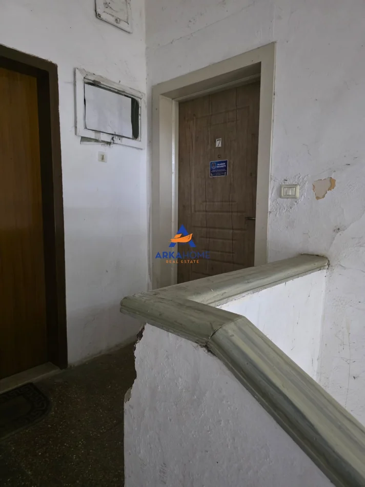 Tirane, jepet me qera ambjent biznesi Kati 2, 74 m² 526 €