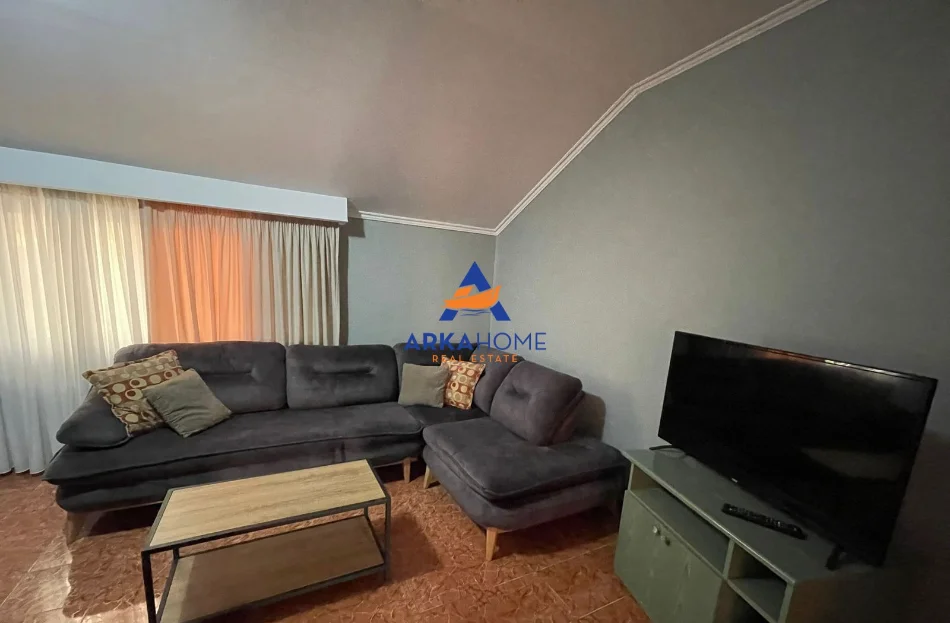 Tirane, jepet me qera apartament 2+1+Ballkon Kati 4, 130 m² 389 € 