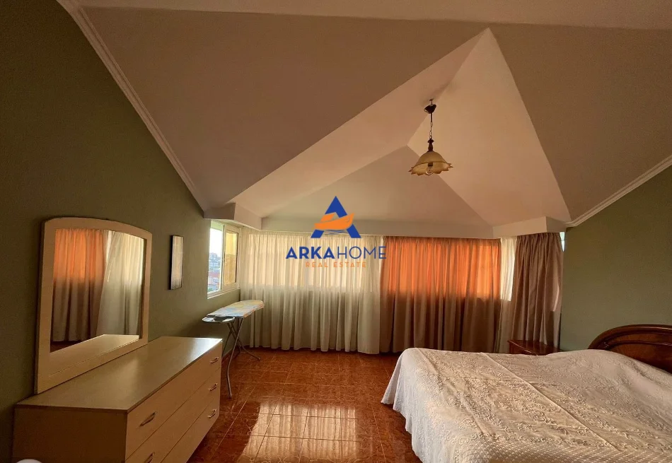 Tirane, jepet me qera apartament 2+1+Ballkon Kati 4, 130 m² 389 € 
