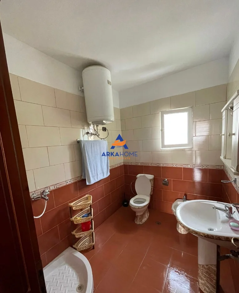 Tirane, jepet me qera apartament 2+1+Ballkon Kati 4, 130 m² 389 € 