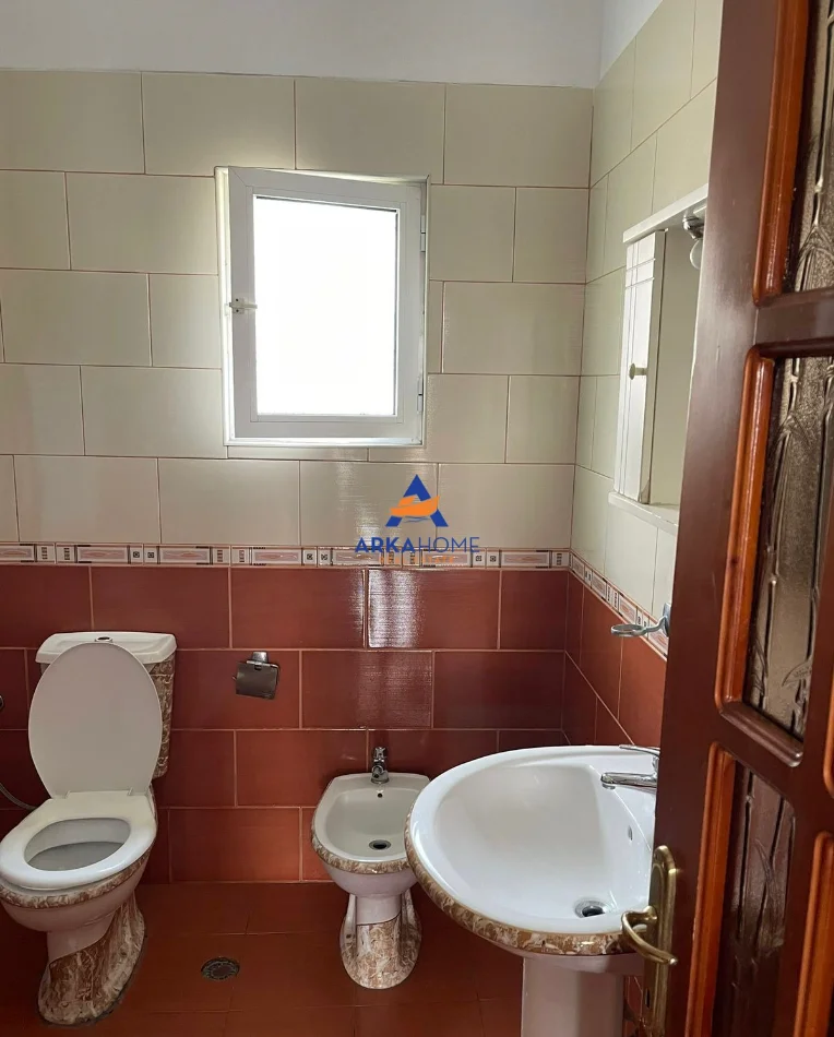Tirane, jepet me qera apartament 2+1+Ballkon Kati 4, 130 m² 389 € 