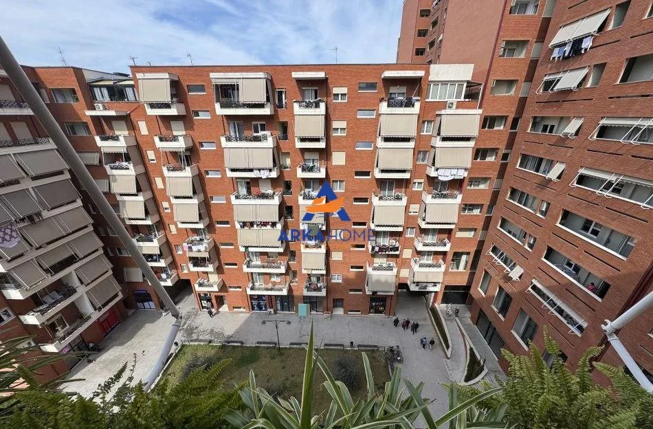 Tirane, jepet me qera ambjent biznesi Kati 7, 55 m² 650 € 