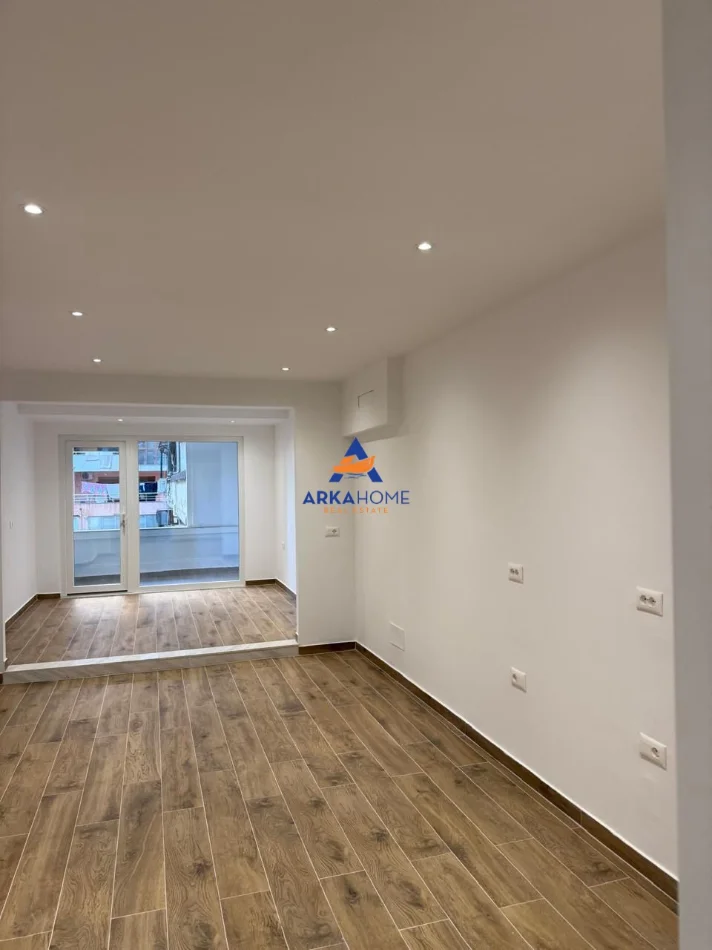 Tirane, jepet me qera ambjent biznesi Kati 2, 60 m² 800 € 