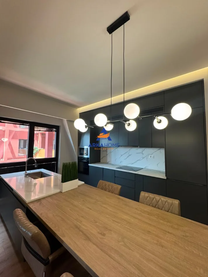 Tirane, shitet apartament 2+1+Ballkon Kati 13, 168 m² 504.900 € 