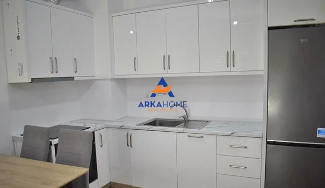 Tirane, jepet me qera apartament 1+1+Ballkon Kati 5, 60 m² 473 € 