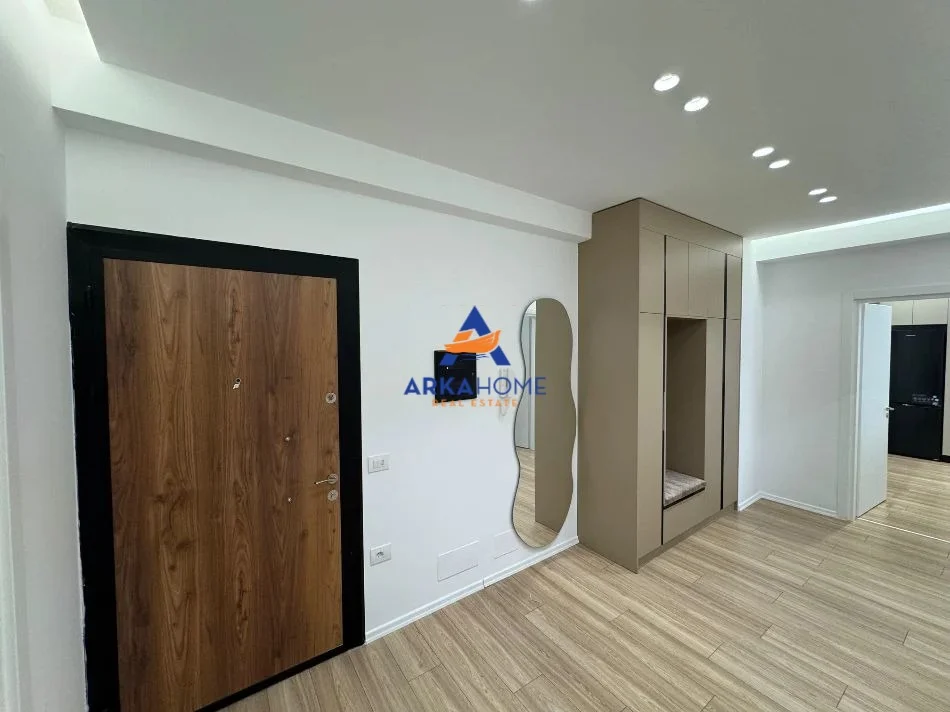 Tirane, jepet me qera apartament 2+1+Ballkon Kati 6, 110 m² 740 € 
