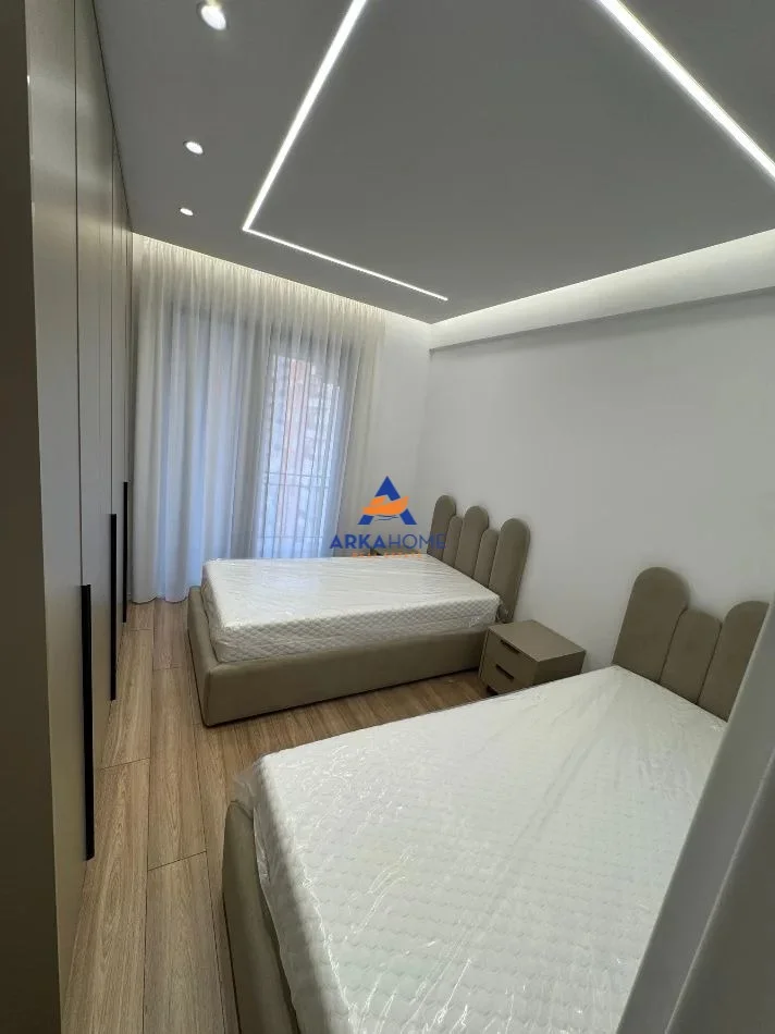 Tirane, jepet me qera apartament 2+1+Ballkon Kati 6, 110 m² 740 € 