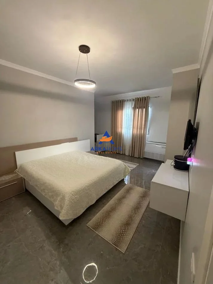 Tirane, jepet me qera apartament 2+1+Ballkon Kati 3, 120 m² 700 € 