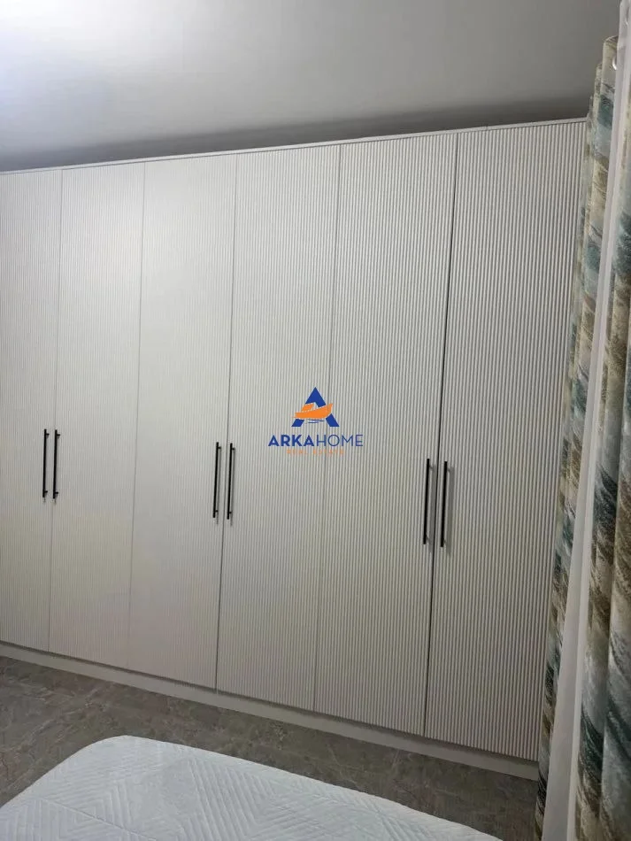 Tirane, jepet me qera apartament 2+1+Ballkon Kati 3, 120 m² 700 € 