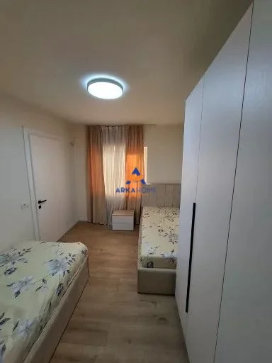 Tirane, jepet me qera apartament 2+1+Ballkon Kati 4, 60 m² 631 € 