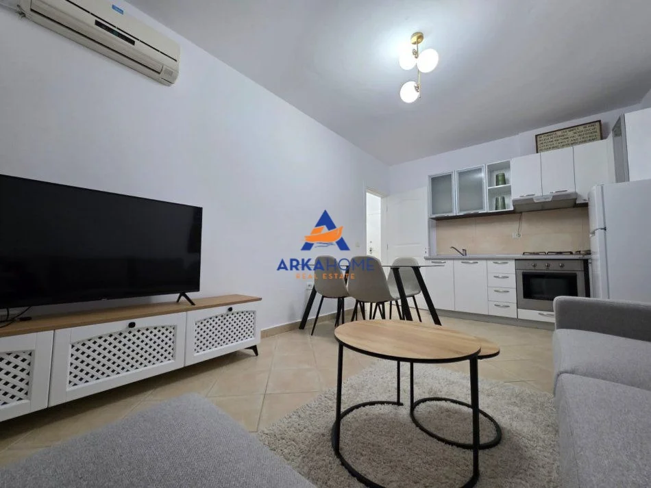 Tirane, jepet me qera apartament 1+1+Ballkon Kati 4, 65 m² 650 € 