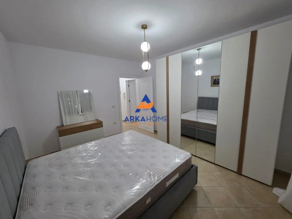 Tirane, jepet me qera apartament 1+1+Ballkon Kati 4, 65 m² 650 € 