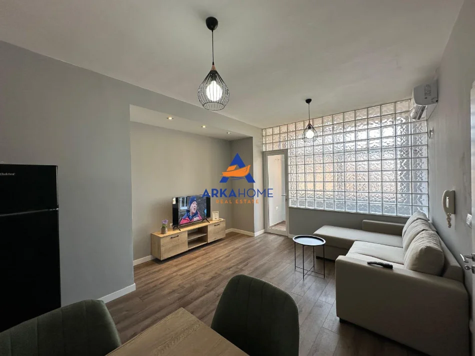 Tirane, jepet me qera apartament 1+1+Ballkon Kati 5, 67 m² 650 € 