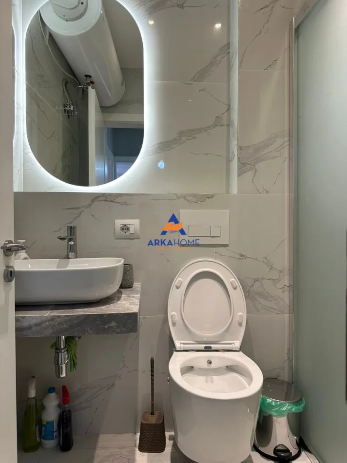 Tirane, jepet me qera apartament 1+1+Ballkon Kati 5, 67 m² 650 € 
