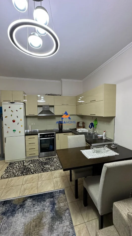 Tirane, jepet me qera apartament 2+1+Ballkon Kati 5, 100 m² 526 € 