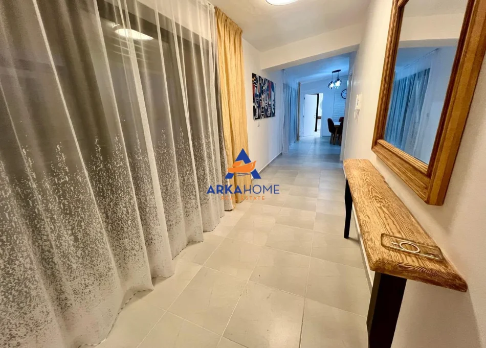 Tirane, jepet me qera apartament 1+1+Ballkon Kati 5, 70 m² 738 € 