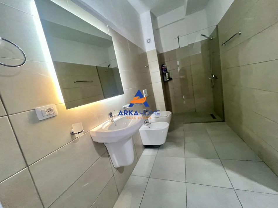 Tirane, jepet me qera apartament 1+1+Ballkon Kati 5, 70 m² 738 € 