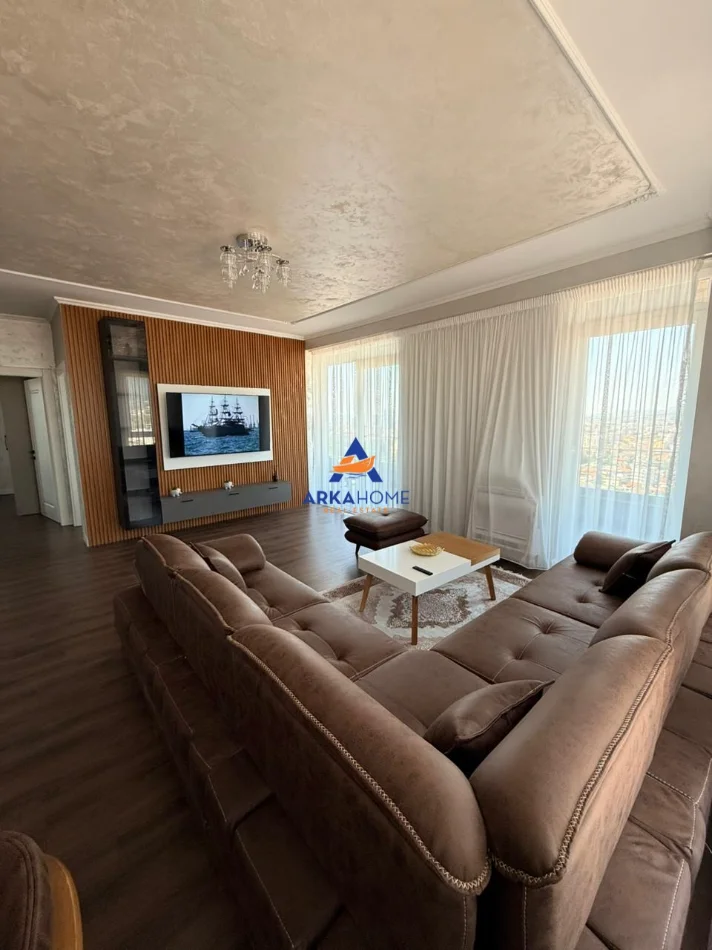 Tirane, jepet me qera apartament 2+1+Ballkon Kati 5, 130 m² 1.476 € 